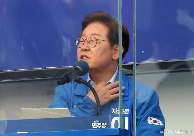 [인천=뉴시스] 조성우 기자 = 이재명 더불어민주당 대선 후보가 21일 인천 계양구 계양역 앞에서 열린 유세에서 피습 당한 부위를 만지며 발언하고 있다. 2025.05.21. xconfind@newsis.com /사진=조성우