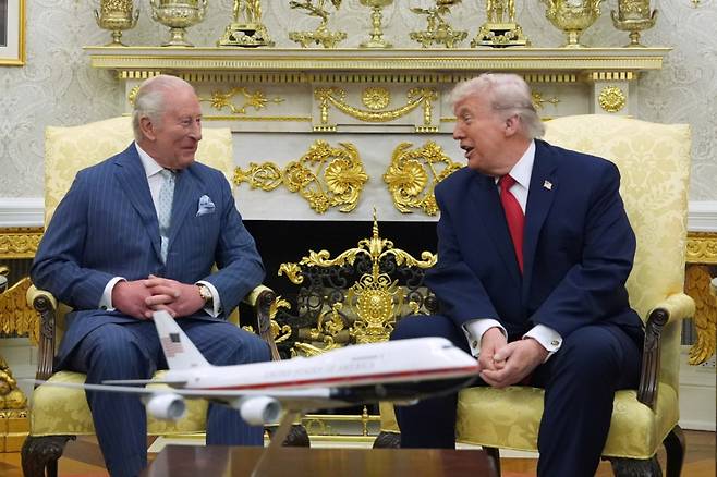 도널드 트럼프 미국 대통령이 28일(현지시간) 백악관 집무실에서 찰스 3세 영국 국왕과 환담하고 있다./사진=AP(뉴시스)