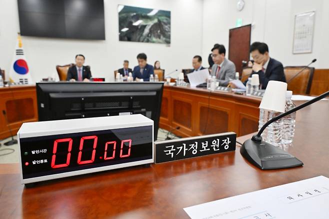 [서울=뉴시스] 국회사진기자단 = 27일 오전 서울 여의도 국회에서 열린 정보위원회 전체회의에 이종석 국가정보원장이 불참해 자리가 비어 있다. /사진=