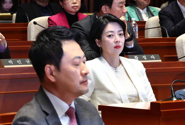 배현진 국민의힘 의원이 서울 여의도 국회에서 열린 의원총회에서 장동혁 대표를 바라보고 있다.  뉴시스