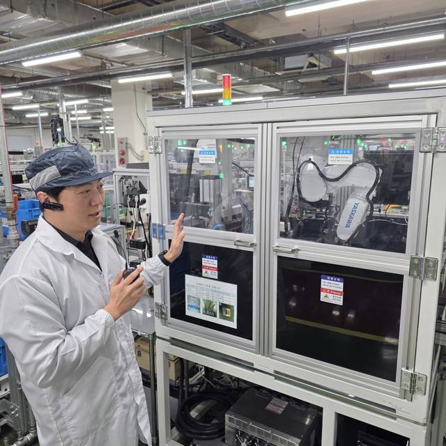 김형규 LS일렉트릭 스마트팩토리팀 매니저가 청주 스마트공장에서 생산 라인을 설명하고 있다.  LS그룹 제공