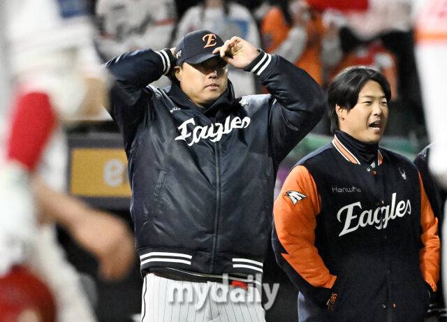 7일 오후 인천 SSG랜더스필드에서 진행된 '2026 프로야구 KBO리그' SSG랜더스와 한화 이글스의 경기. 한화 류현진이 6-2로 승리한 뒤 환호하고 있다./마이데일리