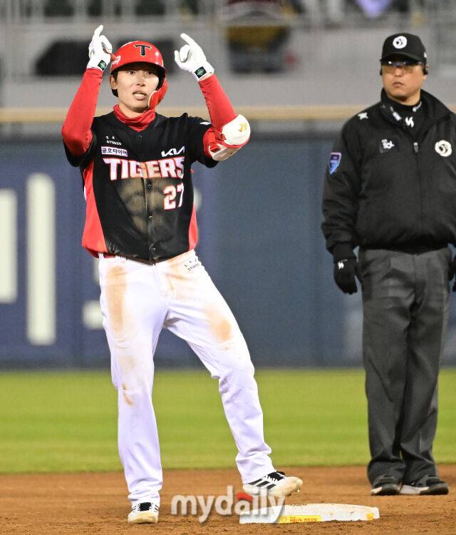 2026년 4월 1일 오후 서울 잠실구장에서 '2026 신한 SOL KBO리그' KIA 타이거즈와 LG 트윈스의 경기. KIA 김호령이 5회초 2사 1루서 2루타를 친 뒤 기뻐하고 있다./마이데일리