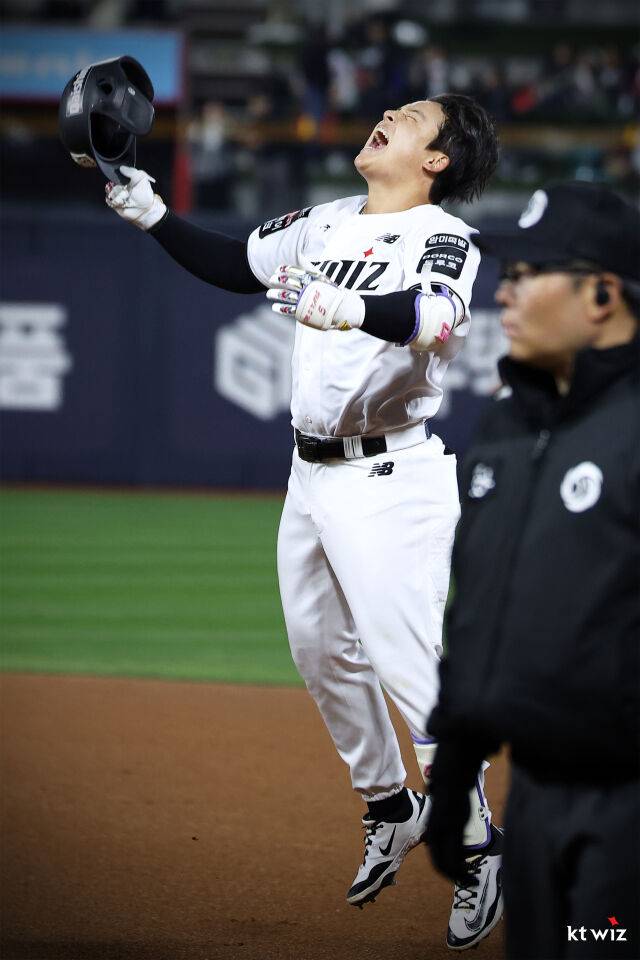 KT 강민성이 28일 LG전에서 끝내기 안타를 친 뒤 포효하고 있다./KT wiz