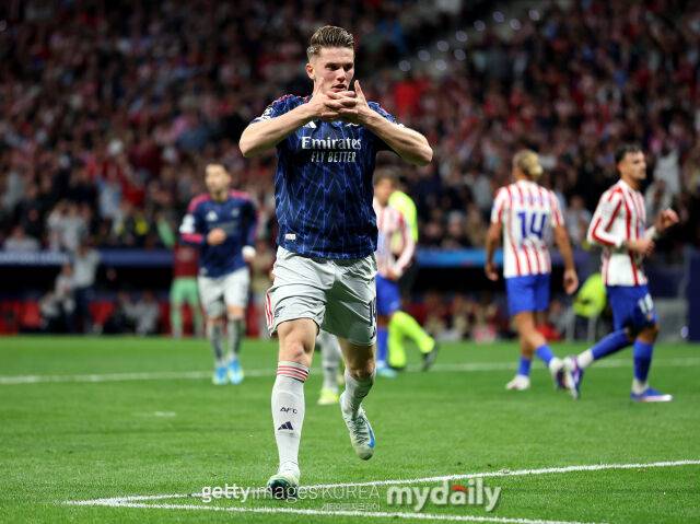 아스널 빅토르 요케레스가 4월 30일(한국시각) 스페인 마드리드의 리야드 에어 메트로폴리타노에서 열린 아틀레티코 마드리드와의 2025-26시즌 유럽축구연맹(UEFA) 챔피언스리그(UCL) 4강 1차전에서 득점한 뒤 기뻐하고 있다. /게티이미지코리아