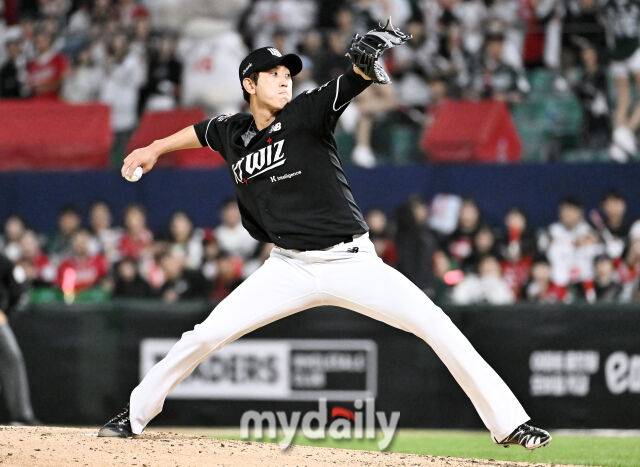 24일 오후 인천 SSG랜더스필드에서 진행된 '2026 프로야구 KBO리그' SSG랜더스와 KT위즈의 경기. KT 김민수가 역투하고 있다./마이데일리