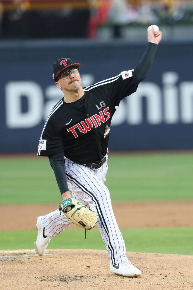 라클란 웰스가 29일 수원 KT 위즈전 투구하고 있다. 다른 투수와 달리 글러브를 낀 팔을 쭉 펴고 투구하는 모습을 확인할 수 있다./LG 트윈스 제공