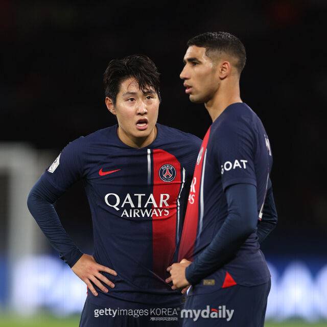PSG의 이강인(왼쪽)과 하키미가 2023년 11월 프랑스 파리에서 열린 몽펠리에와의 2025-26시즌 프랑스 리그1 경기에서 프리킥을 준비하고 있다./게티이미지코리아