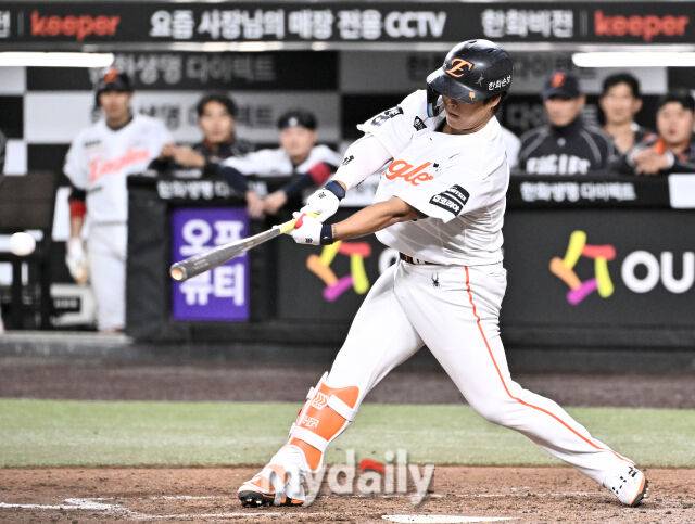 14일 오후 대전 한화생명볼파크에서 진행된 '2026 프로야구 KBO리그' 한화이글스와 삼성 라이온즈의 경기. 한화 강백호가 3회 2사 1,2루서 1타점 적시타를 터뜨리고 있다./마이데일리