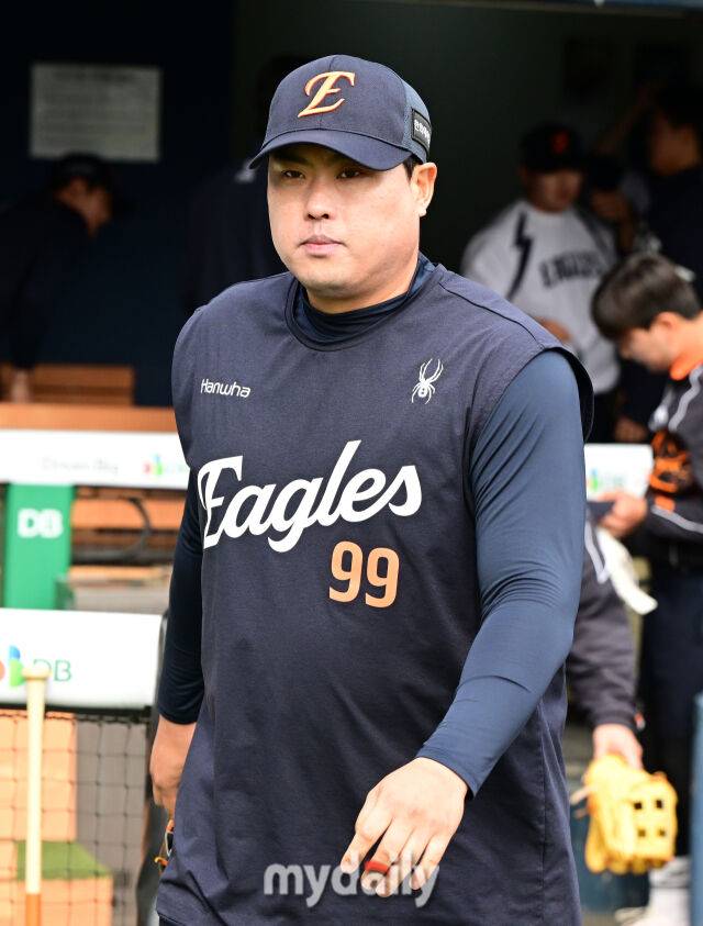 2026년 4월 21일 오후 서울 잠실구장에서 열린 '2026 신한 SOL KBO리그' 한화 이글스와 LG 트윈스의 경기. 한화 류현진이 훈련을 위해 그라운드로 나서고 있다./마이데일리