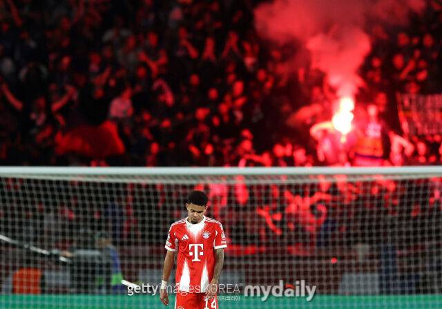 바이에른 뮌헨의 디아스가 2026년 4월 프랑스 파리에서 열린 PSG와의 2025-26시즌 UEFA 챔피언스리그 4강 1차전 후 경기장을 빠져 나오고 있다./게티이미지코리아