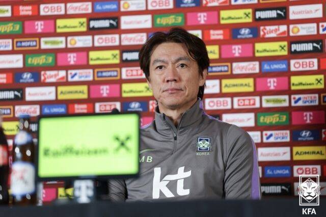 국제축구연맹(FIFA)이 다가오는 2026 북중미 월드컵에서 배분금 증액을 확정하며 홍명보 감독이 이끄는 대한민국 축구대표팀도 최소 185억원의 상금을 확보하게 됐다. 인터뷰를 하고 있는 홍명보 대한민국 축구대표팀 감독./대한축구협회 제공