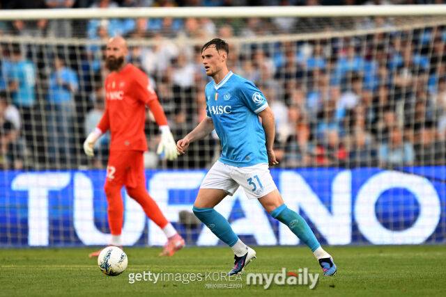 나폴리 샘 뵈케마가 4월 19일 이탈리아 스타디오 디에고 아르만도 마라도나에서 열린 2025-26시즌 이탈리아 세리에A 33라운드 라치오와의 맞대결에서 공을 몰고 있다. /게티이미지코리아