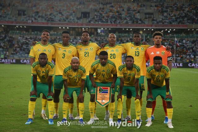 남아프리카공화국 대표팀 선수단이 3월 남아공 더반에서 열린 파나마와의 평가전에서 앞서 국가를 부르고 있다./게티이미지코리아