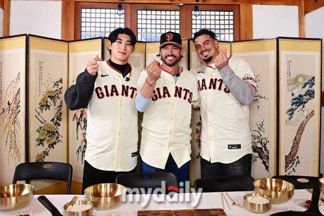 한국 문화 체험 행사에 참석한 샌프란시스코 자이언츠 이정후, 토니 비텔로 감독, 윌리 아다메스(왼쪽부터)가 포토타임을 갖고 있다./마이데일리