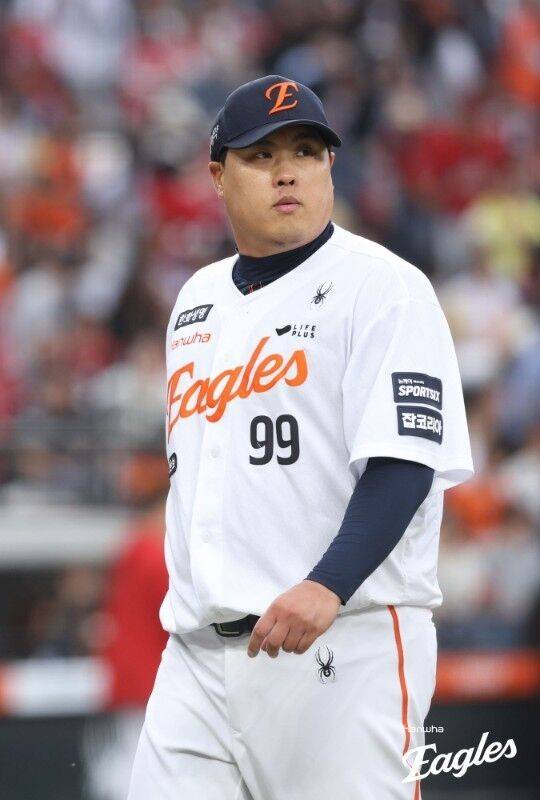 류현진이 5회까지 무실점을 기록했지만 6회에만 6실점을 기록하며 무너졌다./한화 이글스