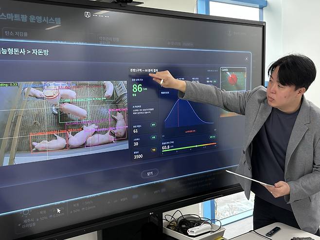 ETRI 연구진이 엣지 기반 시스템을 활용해 데이터를 실시간 분석하고 있다.[ETRI 제공]