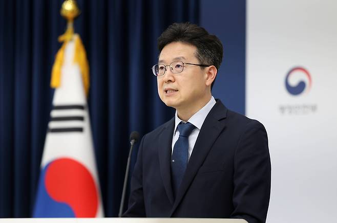 황규철 행정안전부 인공지능정부실장이 29일 오후 정부세종청사 중앙동 브리핑실에서 ‘온AI(지능형 업무관리 플랫폼) 모바일 서비스 개시’와 관련해 브리핑을 하고 있다.[행정안전부 제공]