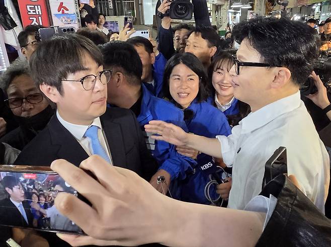 부산 북구갑 재보궐선거에 도전장을 던진 하정우 전 청와대 AI 수석과 한동훈 전 국민의힘 대표가 지난 29일 오후 구포시장에서 유세를 펼치던 중 만나 인사하고 있다. [연합]