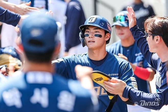[서울=뉴시스] 프로야구 NC 다이노스 김주원이 26일 대전 한화생명볼파크에서 열린 2026 신한 쏠 KBO리그 한화 이글스전에서 득점을 올린 뒤 동료들의 축하를 받고 있다. (사진=NC 다이노스 제공) 2026.04.26. *재판매 및 DB 금지