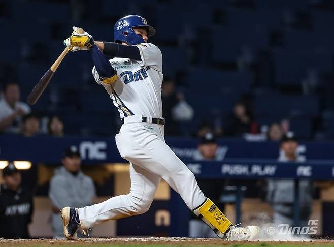 [서울=뉴시스] 프로야구 NC 다이노스 김주원이 14일 창원NC파크에서 열린 2026 신한 쏠 KBO리그 KT 위즈즈전에서 안타를 치고 있다. (사진=NC 다이노스 제공) 2026.04.14. *재판매 및 DB 금지