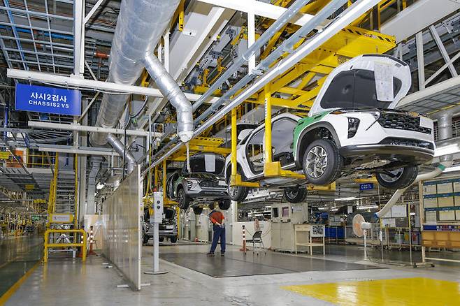 [창원=뉴시스] 창원공장 조립공정에서 트랙스 크로스오버가 이동하고 있는 모습. (사진=한국GM 제공) *재판매 및 DB 금지