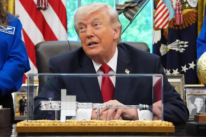 [워싱턴=AP/뉴시스]도널드 트럼프 미국 대통령이 29일(현지 시간) 백악관 집무실에서 아르테미스 2호 우주비행사들 환영식을 열고 발언하고 있다. 2026.04.30.