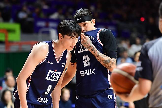 [서울=뉴시스] 프로농구 부산 KCC의 송교창, 최준용. (사진=KBL 제공) *재판매 및 DB 금지