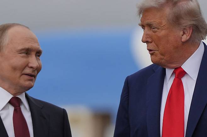 [앵커리지=AP/뉴시스] 도널드 트럼프(오른쪽) 미국 대통령과 블라디미르 푸틴 러시아 대통령이 15일(현지 시간) 미 알래스카주 앵커리지의 앨먼도프-리처드슨 합동군사기지에서 만나 대화하고 있다. 2025.08.16.