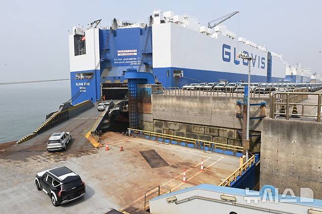 [평택=뉴시스] 김종택 기자 = 3일 경기 평택시 포승읍 평택항 자동차 전용부두에 수출용 차량이 선적되고 있다. 2026.04.03. jtk@newsis.com