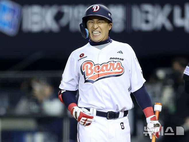 [서울=뉴시스] 이영환 기자 = 17일 오후 서울 송파구 잠실야구장에서 열린 2026 KBO리그 KIA 타이거즈와 두산 베어스의 경기, 6회말 1사 1루 두산 양석환 타석에서 대타로 들어선 손아섭이 타격 후 아쉬워 하고 있다. 2026.04.17. 20hwan@newsis.com
