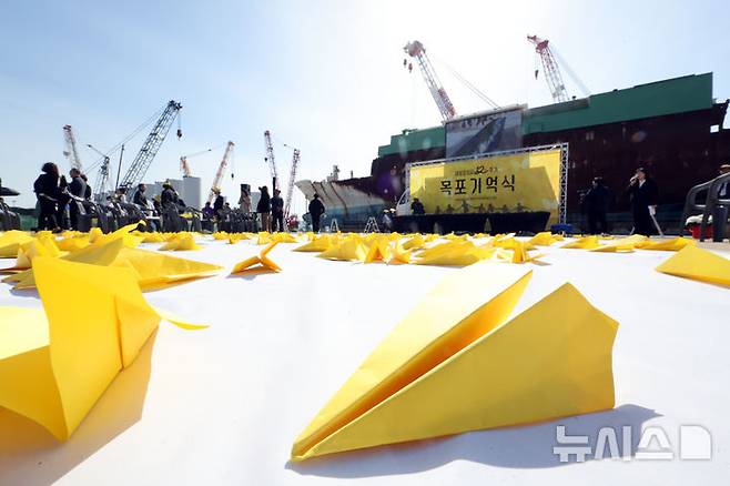 [목포=뉴시스]이영주 기자 = 세월호·이태원 참사 피해자와 유가족을 상대로 허위사실을 유포하고 모욕성 게시물을 올린 50대 남성이 구속됐다. 사진은 세월호 참사 12주기인 지난 16일 오후 전남 목포신항 세월호 선체 앞에서 세월호 참사 12주기 목포기억식이 열리는 모습. 2026.04.30. photo@newsis.com