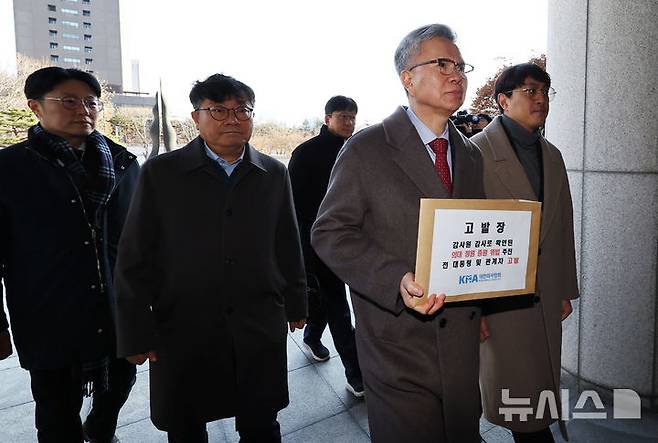 [서울=뉴시스] 최진석 기자 = 김택우(왼쪽 세번째) 대한의사협회 회장이 지난해 12월 12일 서울 서초구 대검찰청 앞에서 열린 의대정원 증원 절차 감사원 감사 결과에 따른 전 대통령 및 관계자 고발 기자회견을 마친 뒤 고발장을 제출하기 위해 이동하고 있다. 2025.12.12. myjs@newsis.com
