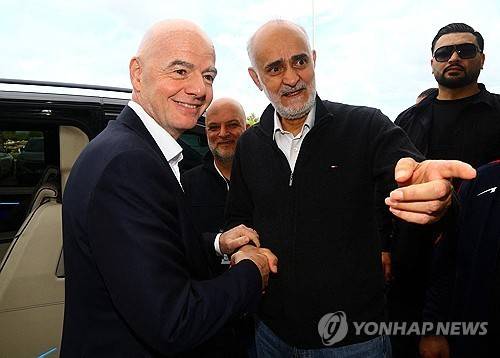 메흐디 모함마드 나비 이란 축구협회 수석부회장(가운데 오른쪽)과 악수하는 잔니 인판티노 국제축구협회(FIFA) 회장(왼쪽) [로이터=연합뉴스 자료사진 제공]