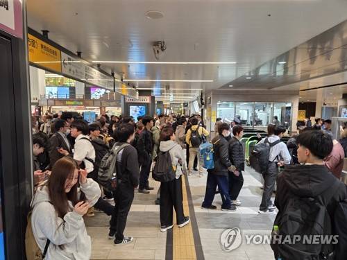 지난 20일 일본 혼슈 동쪽 해역에서 발생한 지진 여파로 혼잡한 센다이역 [연합뉴스 자료사진]