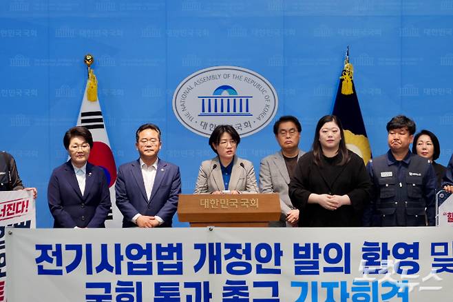 박희정 후보는 28일 더불어민주당 을지로위원장 민병덕 국회의원과 함께 국회에서 기자회견을 열었다. 자료사진