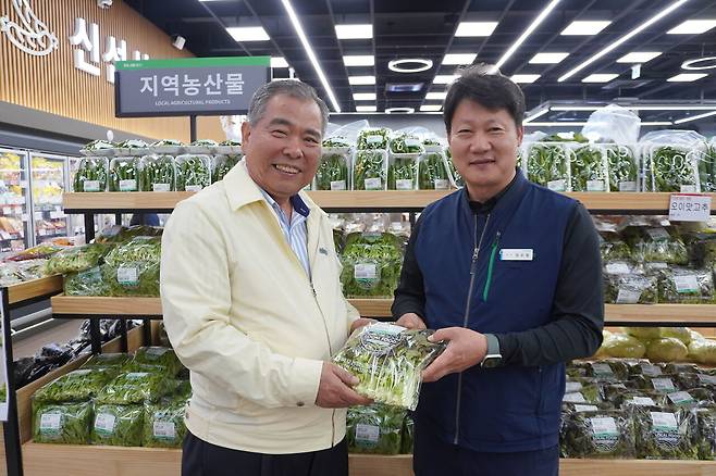 전남 목포농협 박정수 조합장(왼쪽)과 정운철 하나로마트 로컬푸드 북항점 점장이 로컬푸드직매장에서 엽채류의 품질을 살펴보고 있다.