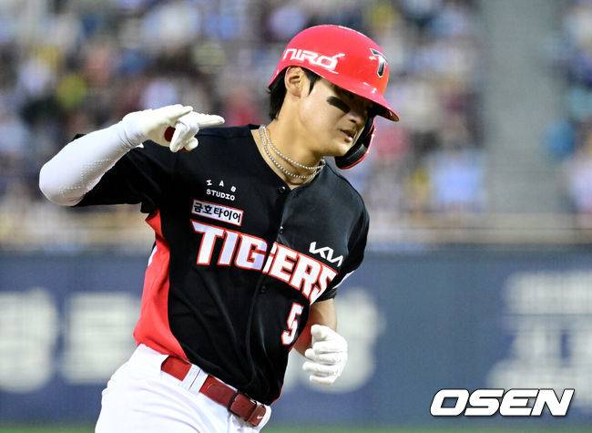 [OSEN=잠실, 최규한 기자] 18일 오후 서울 잠실야구장에서 ‘2026 신한 SOL KBO리그’ 두산 베어스와 KIA 타이거즈의 경기가 열렸다.홈팀 두산은 최승용, 방문팀 KIA는 애덤 올러를 선발로 내세웠다.8회초 1사 2루 상황 KIA 김도영이 역전 좌월 투런포를 날리고 그라운드를 돌며 기뻐하고 있다. 2026.04.18 / dreamer@osen.co.kr