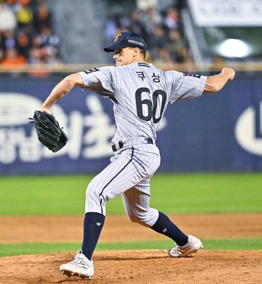 [OSEN=잠실, 박준형 기자] 21일 오후 서울 잠실구장에서 2026 신한 SOL KBO리그 LG 트윈스와 한화 이글스의 경기가 진행됐다.이날 LG는 송승기를, 한화는 문동주를 선발투수로 내세웠다.7회말 한화 마무리 투수 쿠싱이 역투하고 있다.   2026.04.21 / soul1014@osen.co.kr