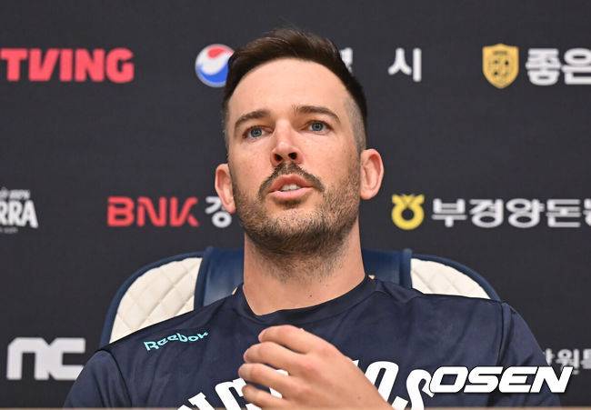 [OSEN=창원, 이석우 기자] 29일 창원NC파크에서 2026 신한 SOL KBO 리그 NC 다이노스와 두산 베어스의 경기가 열린다. 홈팀 NC는 테일러가, 방문팀 두산은 곽빈이 선발 출전한다. NC 다이노스 드류 버하겐이 인터뷰를 하고 있다. 2026.03.29 / foto0307@osen.co.kr