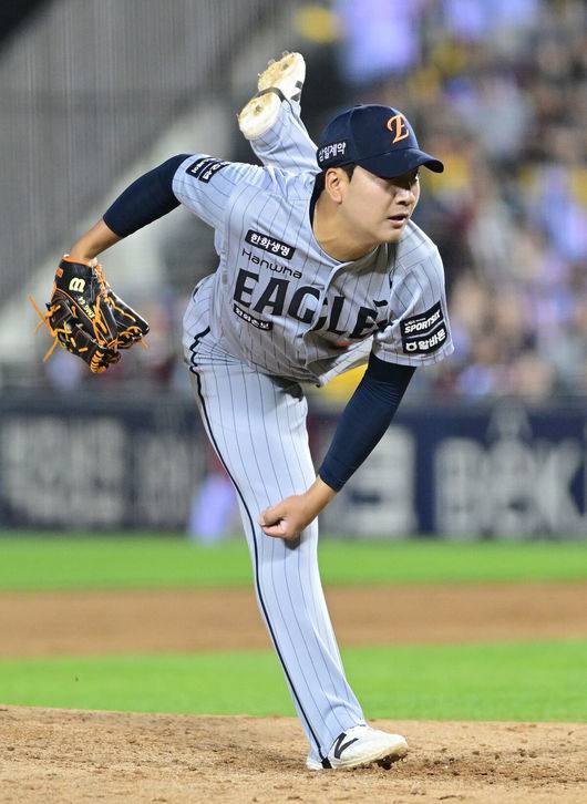 [OSEN=잠실, 최규한 기자] 22일 서울 잠실야구장에서 ‘2026 신한 SOL KBO리그’ LG 트윈스와 한화 이글스의 경기가 열렸다.홈팀 LG는 라클란 웰스, 방문팀 한화는 왕옌청을 선발로 내세웠다. 7회말 1사 1루 상황 마운드에 오른 한화 권민규가 힘차게 공을 뿌리고 있다. 2026.04.22 / dreamer@osen.co.kr