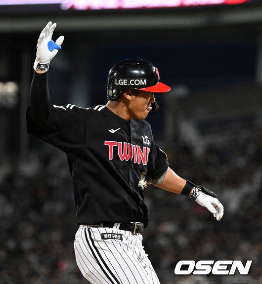 [OSEN=수원, 이대선 기자] 30일 수원 KT위즈파크에서 2026 신한 SOL KBO리그 KT 위즈와 LG 트윈스의 경기가 열렸다.이날 KT는 보쉴리, LG는 임찬규를 선발로 내세웠다.4회초 무사 1루에서 LG 송찬의가 좌중월 투런 홈런을 치고 환호하고 있다. 2026.04.30 /sunday@osen.co.kr