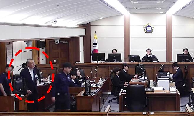 고위공직자범죄수사처 체포방해 등 혐의로 기소된 윤석열 전 대통령이 29일 서울 서초구 서울고등법원에서 열린 항소심 선고 공판에 들어서고 있다. 서울고법 내란전담재판부인 형사1부는 이날 특수공무집행방해, 직권남용 권리행사방해 등 혐의로 재판에 넘겨진 윤 전 대통령에게 징역 7년을 선고했다. 서울고법 제공