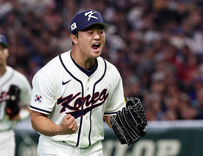 지난 3월 8일 일본 도쿄돔에서 열린 2026 월드베이스볼클래식 조별리그 C조 대한민국과 대만의 경기. 대한민국 투수 고우석이 9회초 무실점으로 이닝을 마친 뒤 포효하고 있다. 뉴스1