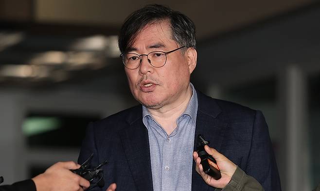 대장동 개발 비리 의혹으로 기소돼 1심에서 유죄 선고를 받은 유동규 전 성남도시개발공사 기획본부장이 구속 기한 만료로 석방돼 30일 경기도 의왕시 서울구치소를 나서며 취재진 질문에 답하고 있다. 연합뉴스
