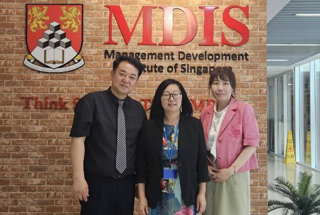 최상현(왼쪽) 교장이 샤론 왕 싱가포르 MDIS대학교 어시스턴트 매니저, 정하은 뷰티아트과 부장과 기념 촬영을 하고 있다. 조일고 제공