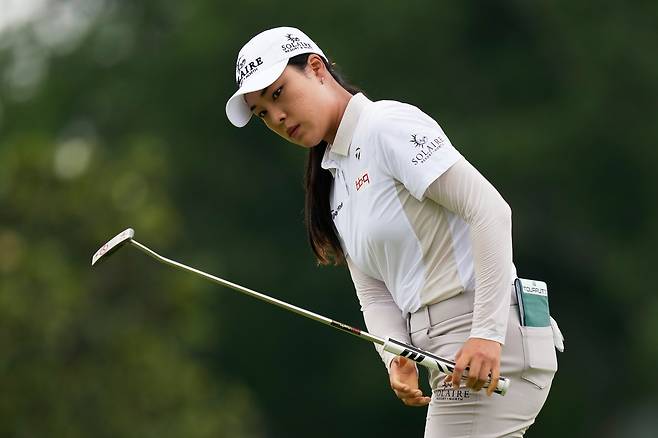 윤이나가 24일(현지시간) 미 텍사스주 휴스턴의 메모리얼 파크 골프코스에서 열린 미국여자프로골프(LPGA) 셰브론 챔피언십 2라운드 9번 홀에서 보기를 기록하는 퍼트 실수를 하며 아쉬워하고 있다. 첫날 공동 8위였던 윤이나는 중간 합계 7언더파 137타 공동 3위에 올랐다.&nbsp;AP 뉴시스