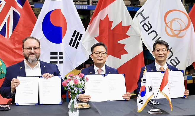 손재일 한화에어로스페이스 대표가 29일(현지시간) 캐나다 토론토에서 캐나다 자동차부품제조협회(APMA)와 합작법인 설립을 위한 양해각서(MOU)를 체결한 뒤 기념 촬영을 하고 있다. 왼쪽부터 플라비오 볼페 APMA 회장, 손 대표, 정승균 한화오션 특수선해외사업단장.&nbsp;한화에어로스페이스 제공