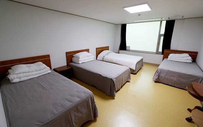 지난 23일 경기도 과천에 있는 국가고시센터의 숙소 내부 모습. 시험 출제위원 등 300명이 보름 간 합숙해야 할 공간이 146실로 절반에 미치지 못해 여러 사람이 공동 이용하는 다인실에서 생활해야 한다. 인사혁신처 제공