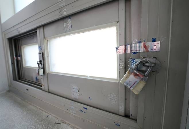 지난 23일 경기도 과천 국가고시센터의 공무원 시험 문제 보안 유지를 위해 자물쇠가 채워져 있는 창문 모습. 창문을 열지 못하도록 스티커로 봉쇄했던 흔적이 역력하다. 인사혁신처 제공